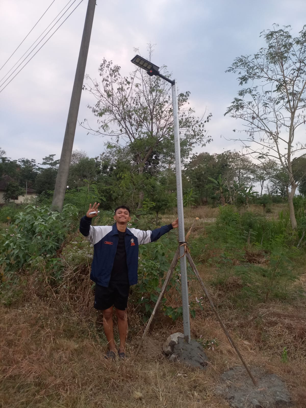 Gambar Berita Inovasi Terbarukan: Desa Tawengan Kini Terang Berkat Lampu Panel Surya, Solusi Hemat Energi